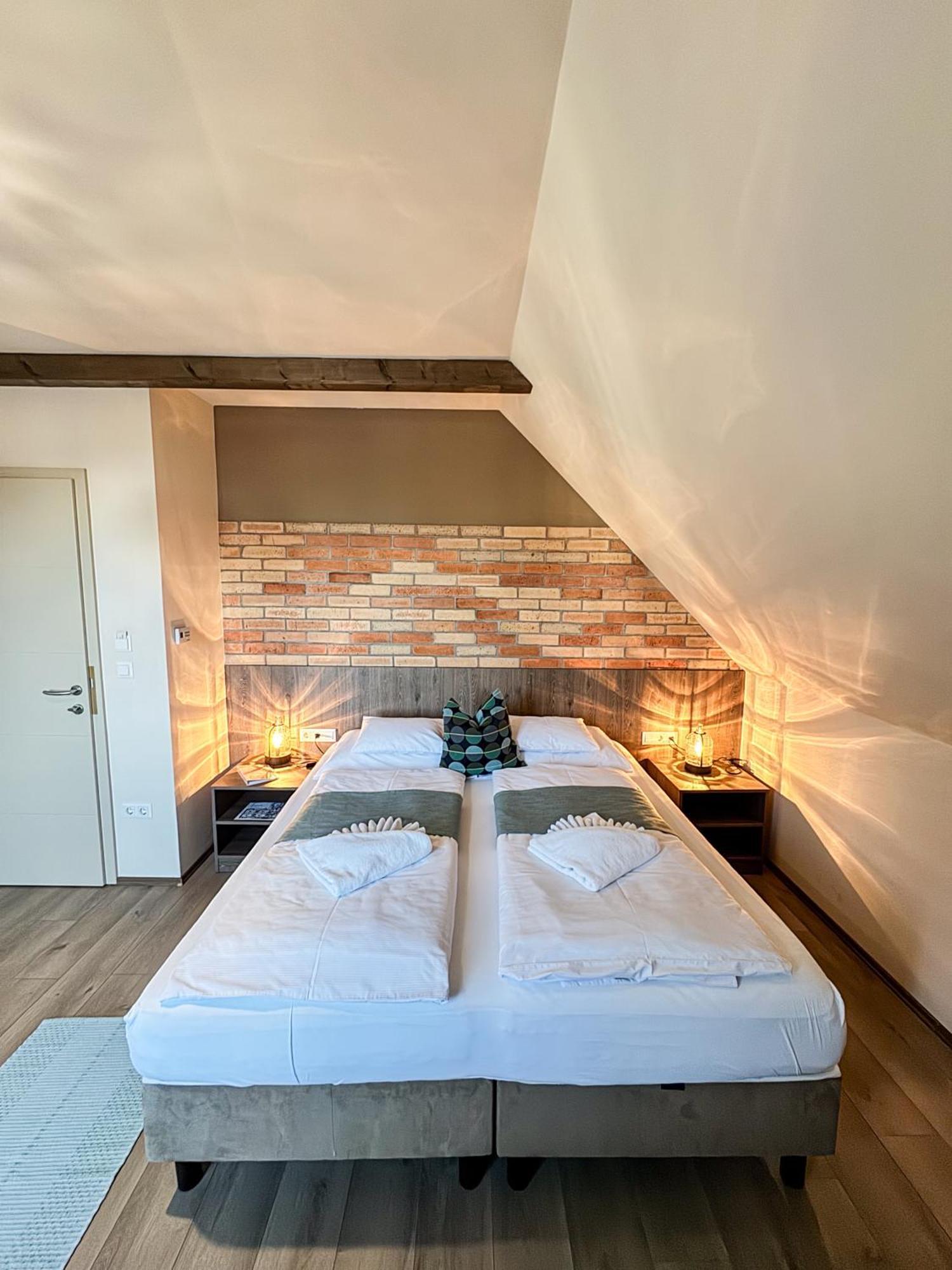 Bed and Breakfast Dreko Panzio & Borbisztro Gyorujbarat Экстерьер фото