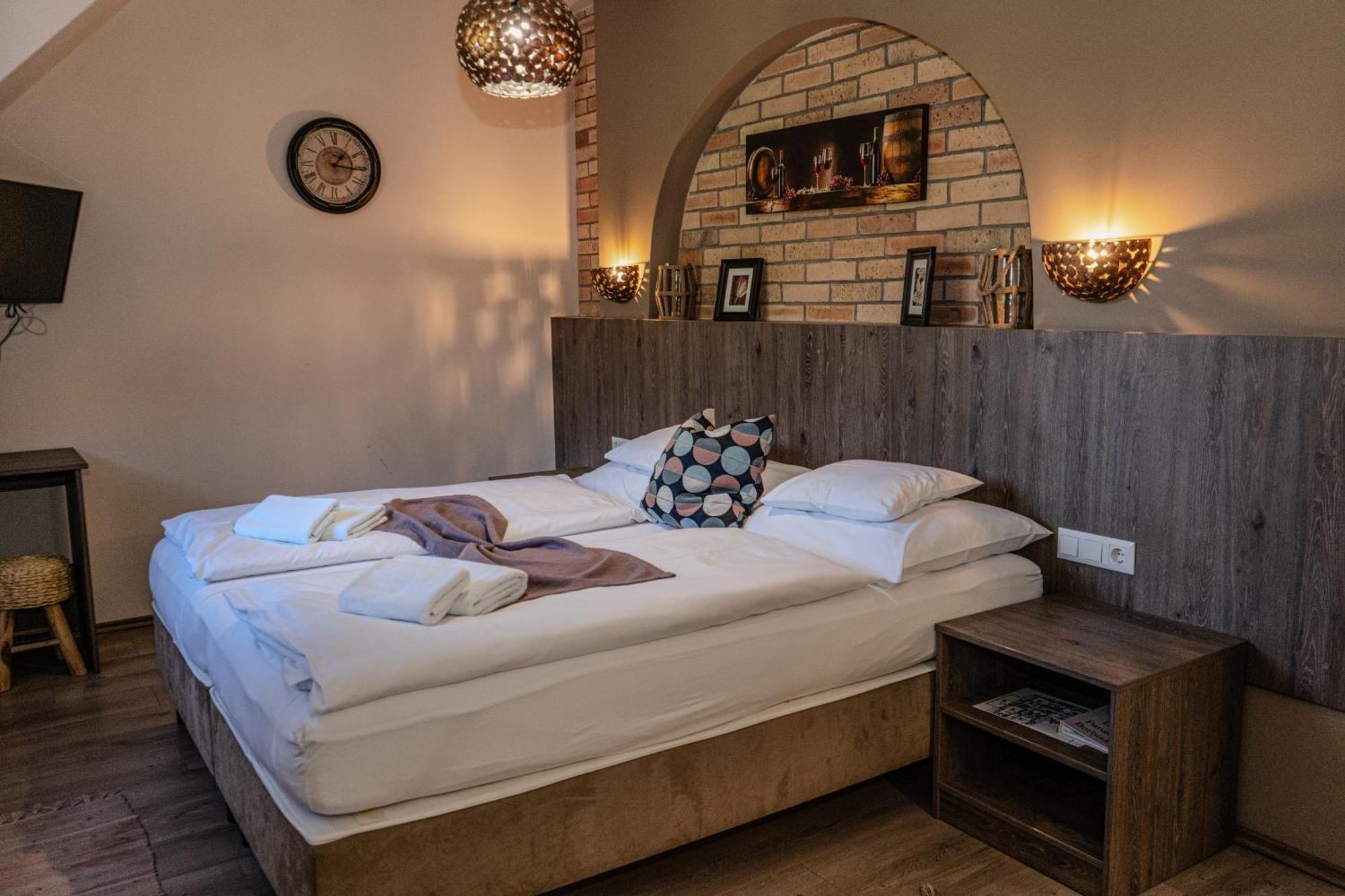 Bed and Breakfast Dreko Panzio & Borbisztro Gyorujbarat Экстерьер фото