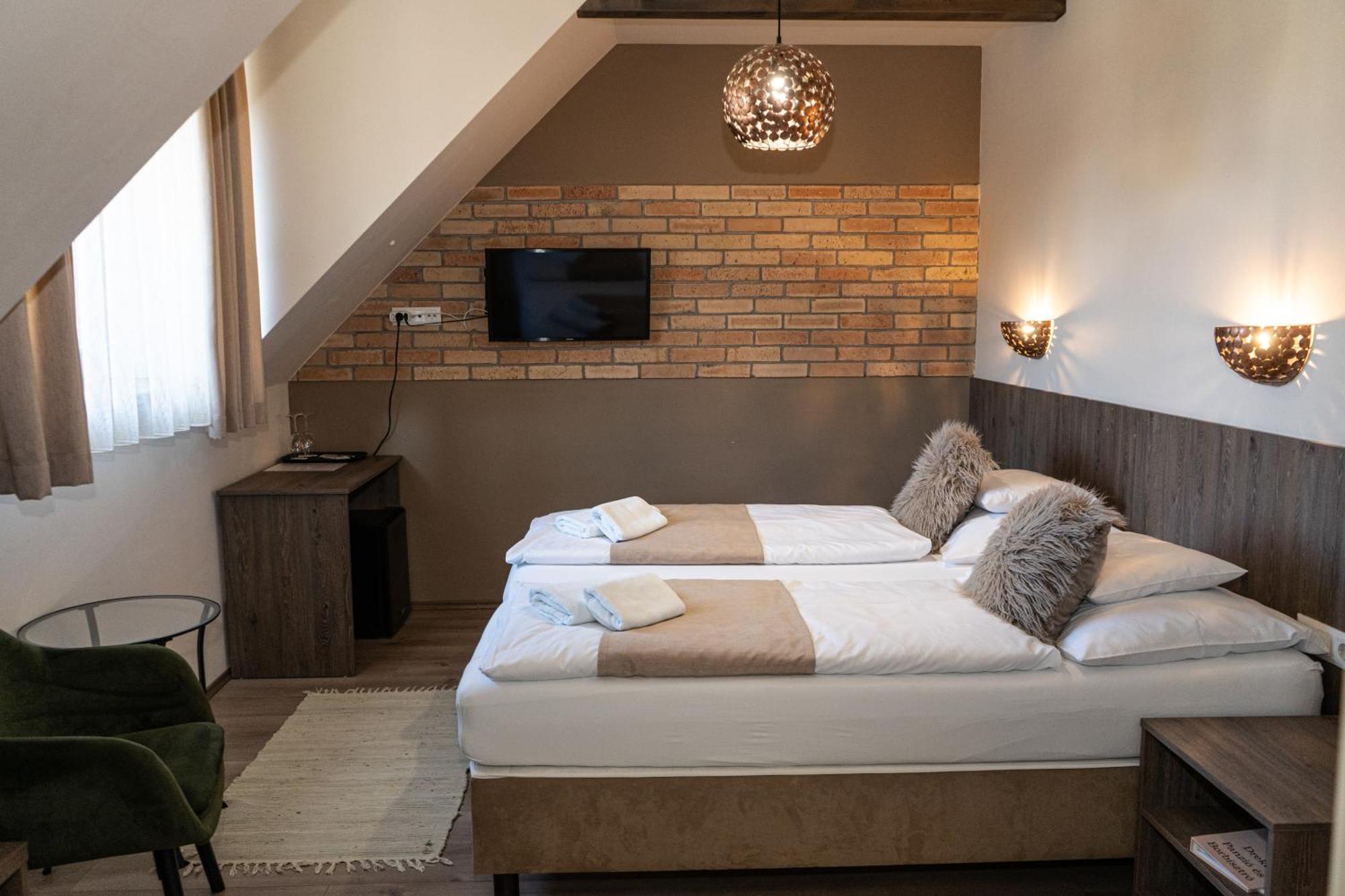 Bed and Breakfast Dreko Panzio & Borbisztro Gyorujbarat Экстерьер фото